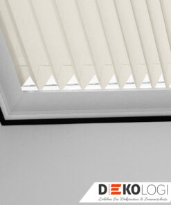 Nahaufnahme gefalteter elektrischer Sonnenschutz im Dach