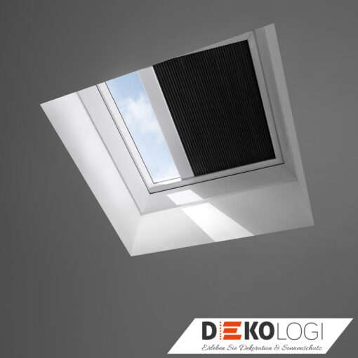 Schwarzes Plissee im Dach